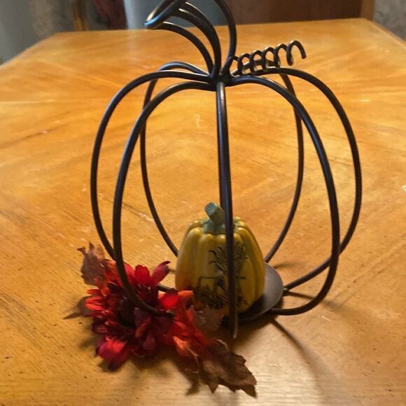 Thanksgiving/Fall  Centerpiece‎ - Picture 1 of 12